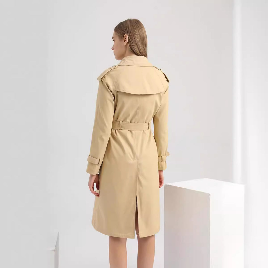 Damernas eleganta trenchcoat med justerbart bälte och lyxiga knapppdetaljer Mirla-Eva Jonsson