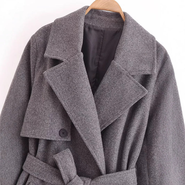 Damernas eleganta trenchcoat med klassisk design och figursydda bälte Mirla-Eva Jonsson