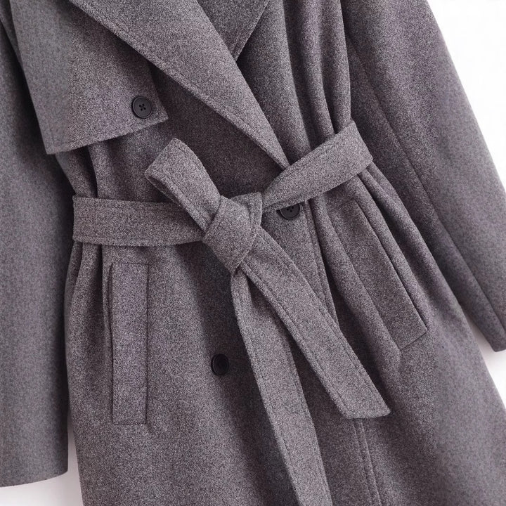 Damernas eleganta trenchcoat med klassisk design och figursydda bälte Mirla-Eva Jonsson