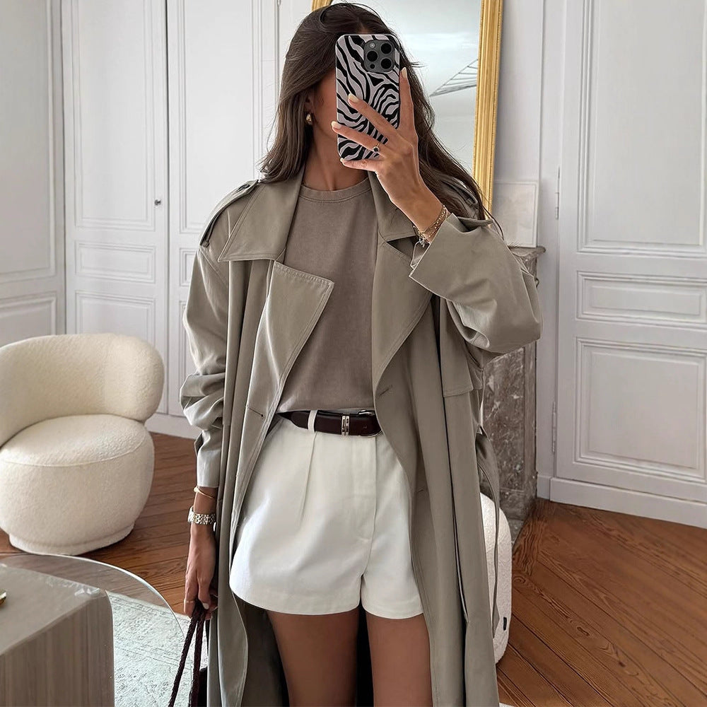 Damernas eleganta trenchcoat med minimalistisk design och praktiska fickor Mirla-Eva Jonsson
