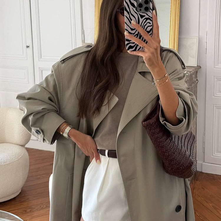 Damernas eleganta trenchcoat med minimalistisk design och praktiska fickor Mirla-Eva Jonsson