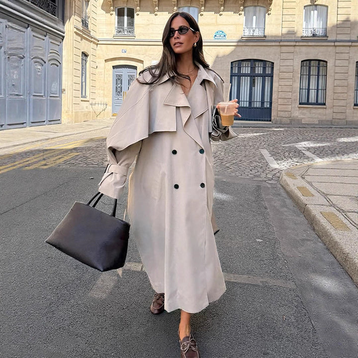 Damernas eleganta trenchcoat med minimalistisk design och praktiska fickor Mirla-Eva Jonsson