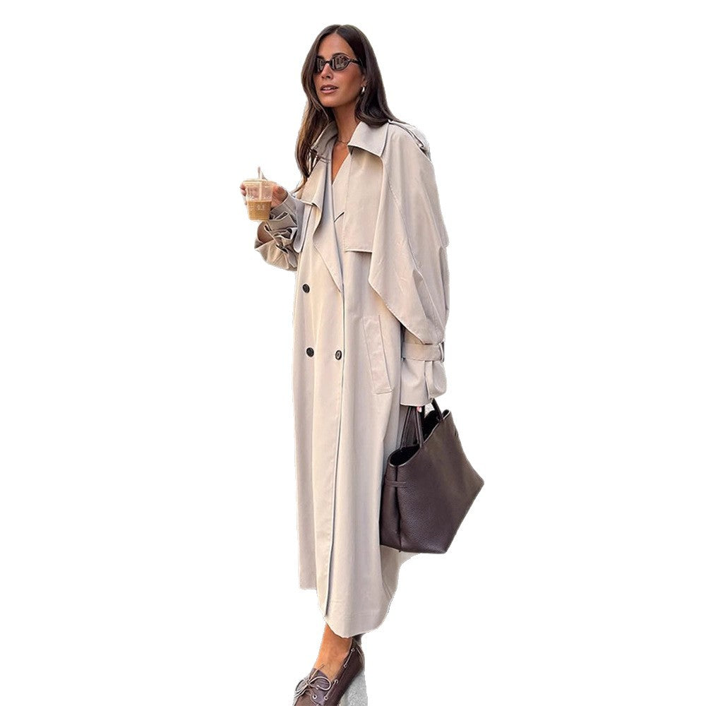Damernas eleganta trenchcoat med minimalistisk design och praktiska fickor Mirla-Eva Jonsson
