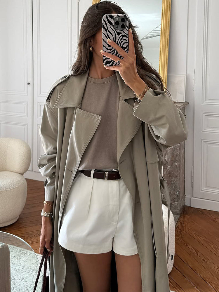 Damernas eleganta trenchcoat med minimalistisk design och praktiska fickor Mirla-Eva Jonsson