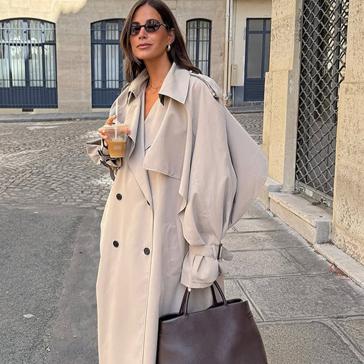 Damernas eleganta trenchcoat med minimalistisk design och praktiska fickor Mirla-Eva Jonsson