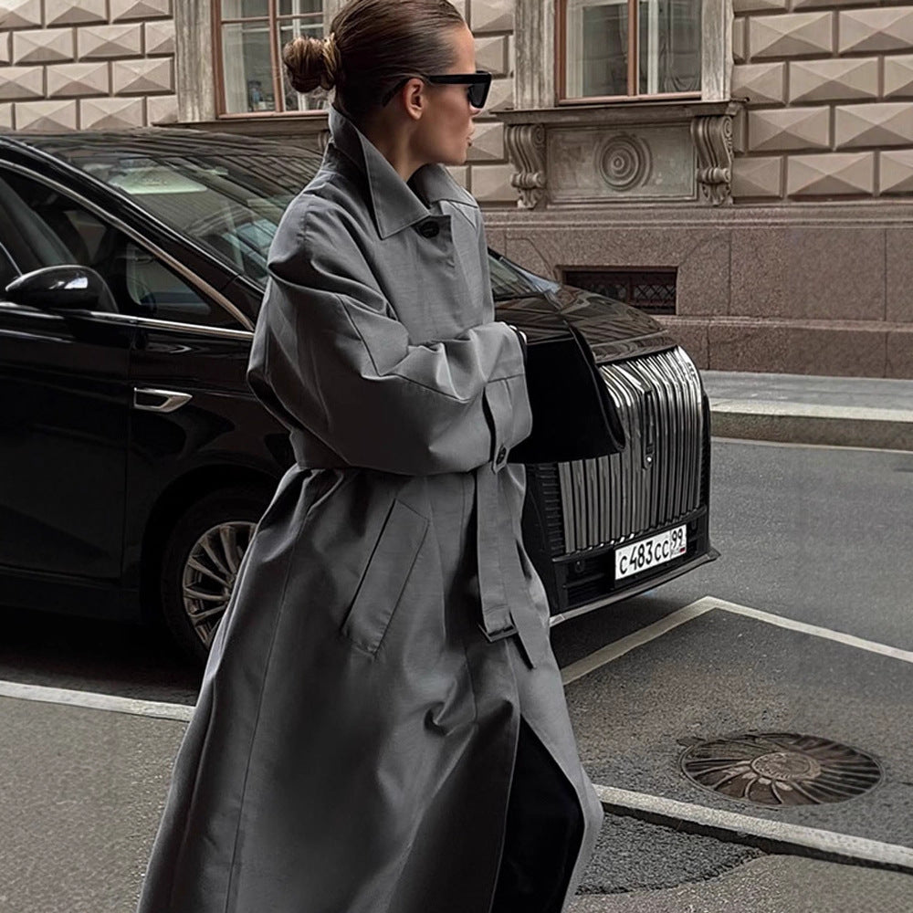 Damernas eleganta trenchcoat med modern skärning Mirla-Eva Jonsson