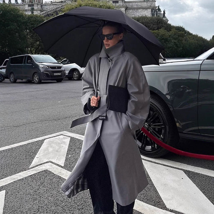Damernas eleganta trenchcoat med modern skärning Mirla-Eva Jonsson