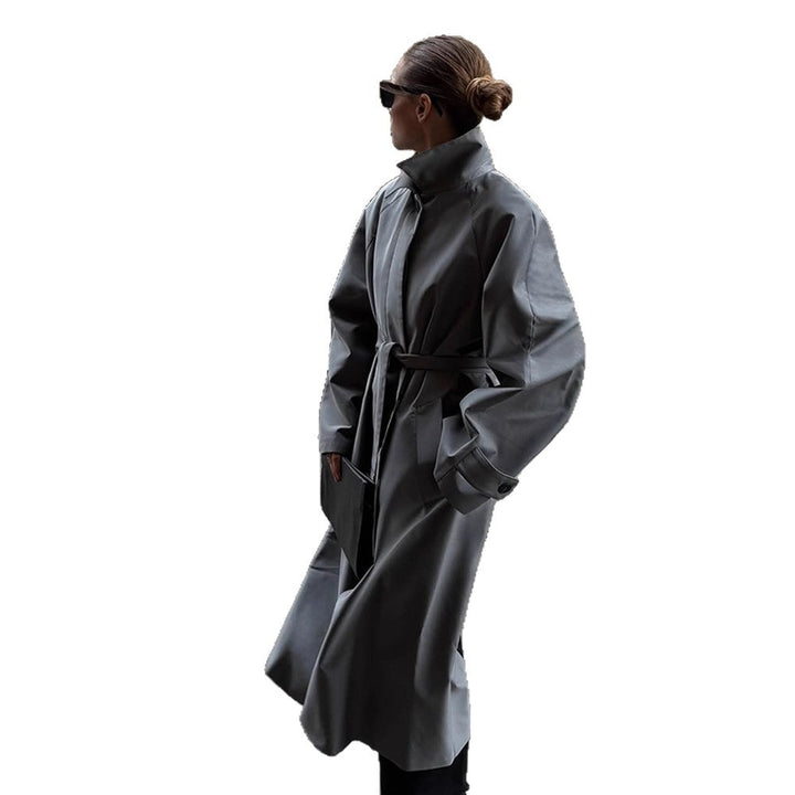 Damernas eleganta trenchcoat med modern skärning Mirla-Eva Jonsson