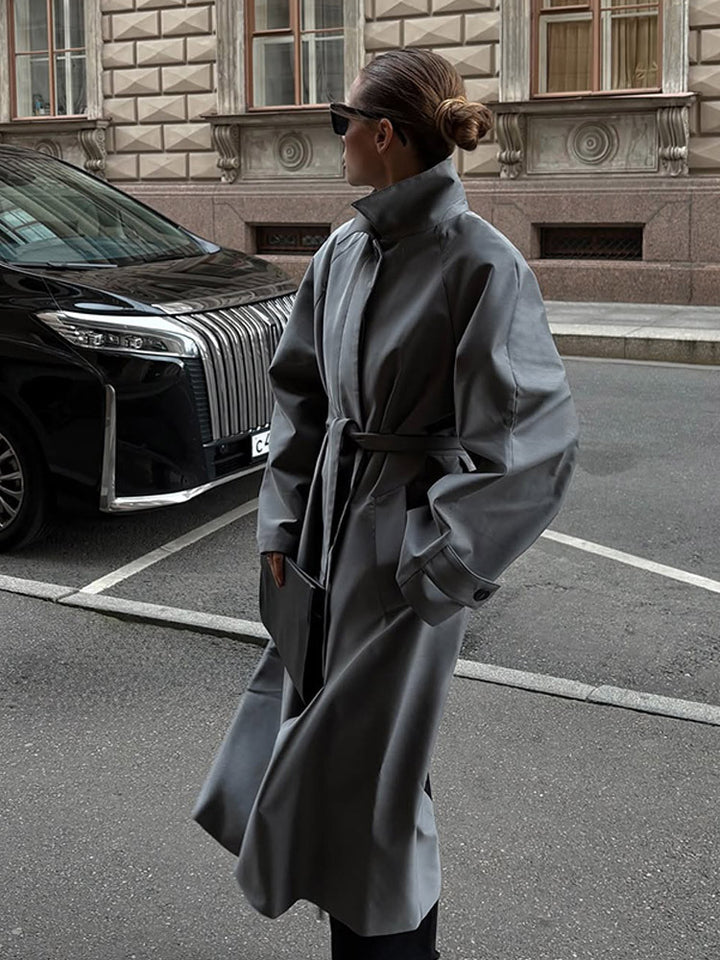 Damernas eleganta trenchcoat med modern skärning Mirla-Eva Jonsson