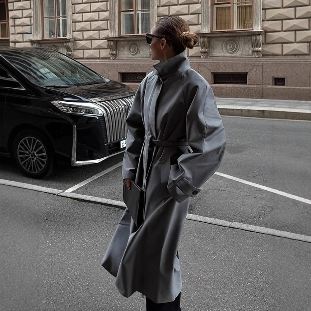 Damernas eleganta trenchcoat med modern skärning Mirla-Eva Jonsson