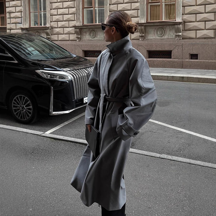 Damernas eleganta trenchcoat med modern skärning Mirla-Eva Jonsson