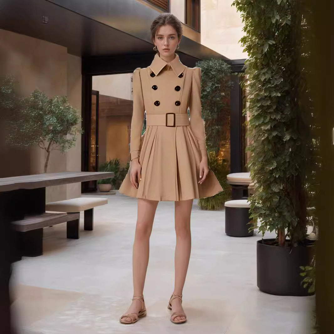 Damernas eleganta trenchcoat med utsvängd design och fransk krage Mirla-Eva Jonsson