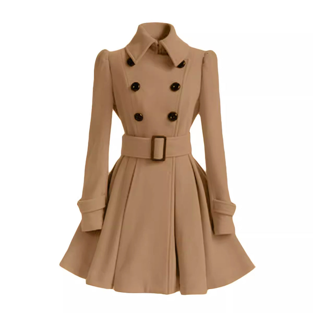 Damernas eleganta trenchcoat med utsvängd design och fransk krage Mirla-Eva Jonsson