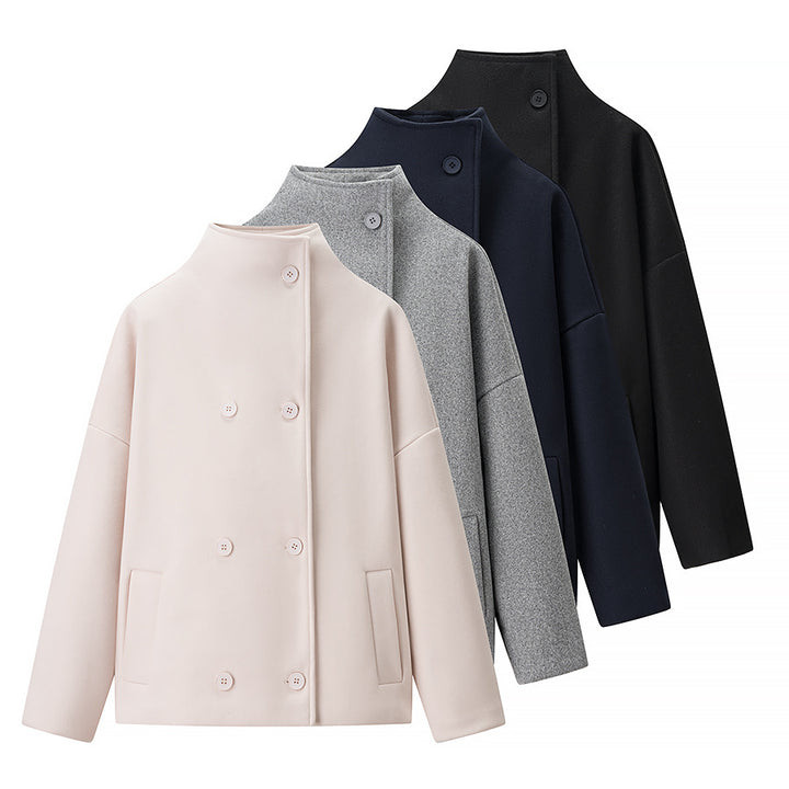 Damernas eleganta ulljacka med stylisht ståkrage och moderna knapppdetaljer Mirla-Eva Jonsson