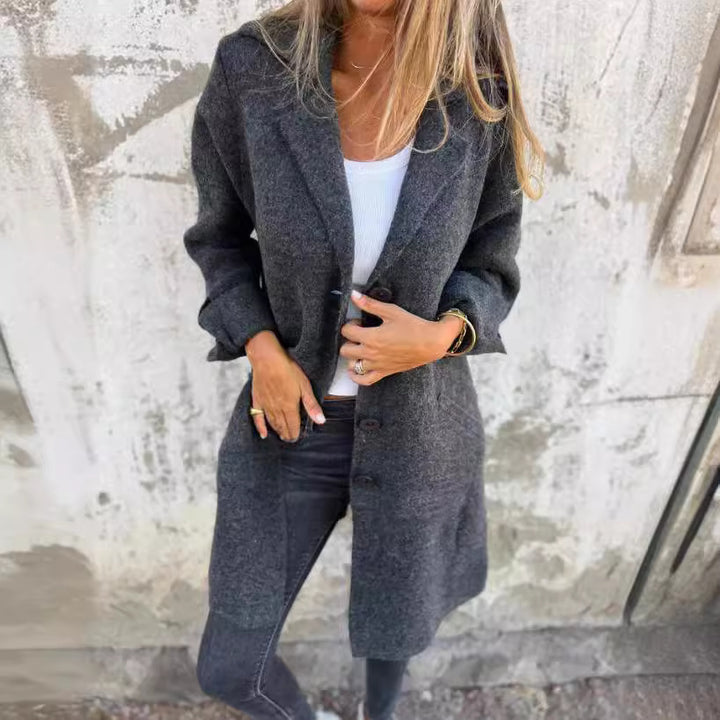 Damernas eleganta ullkappa med praktiska fickor Mirla-Eva Jonsson