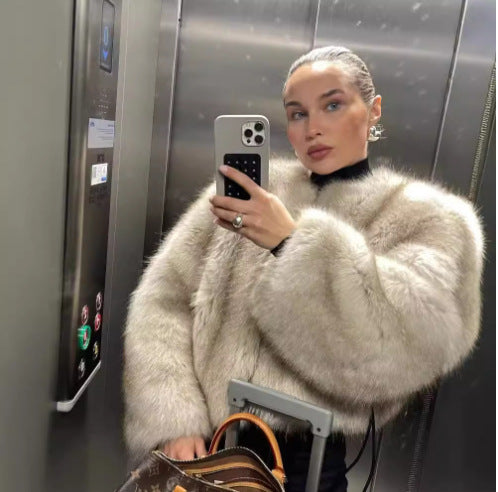 Damernas extravaganta kortärmad pälsjacka med voluminösa ärmar Mirla-Eva Jonsson
