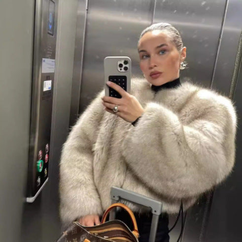 Damernas extravaganta kortärmad pälsjacka med voluminösa ärmar Mirla-Eva Jonsson