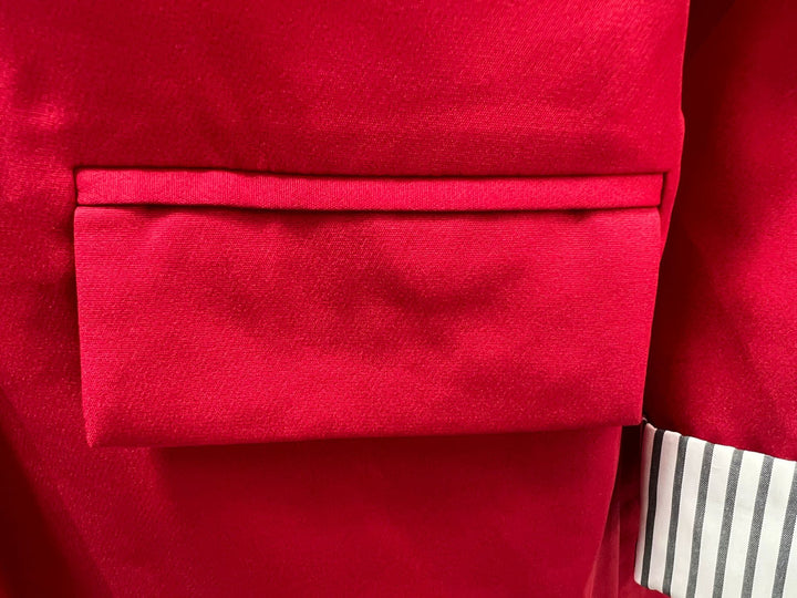 Damernas fashionabla blazer med eleganta knapppdetaljer och randiga ärmar Mirla-Eva Jonsson