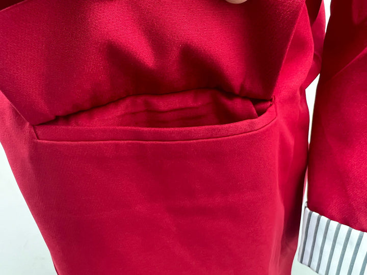 Damernas fashionabla blazer med eleganta knapppdetaljer och randiga ärmar Mirla-Eva Jonsson