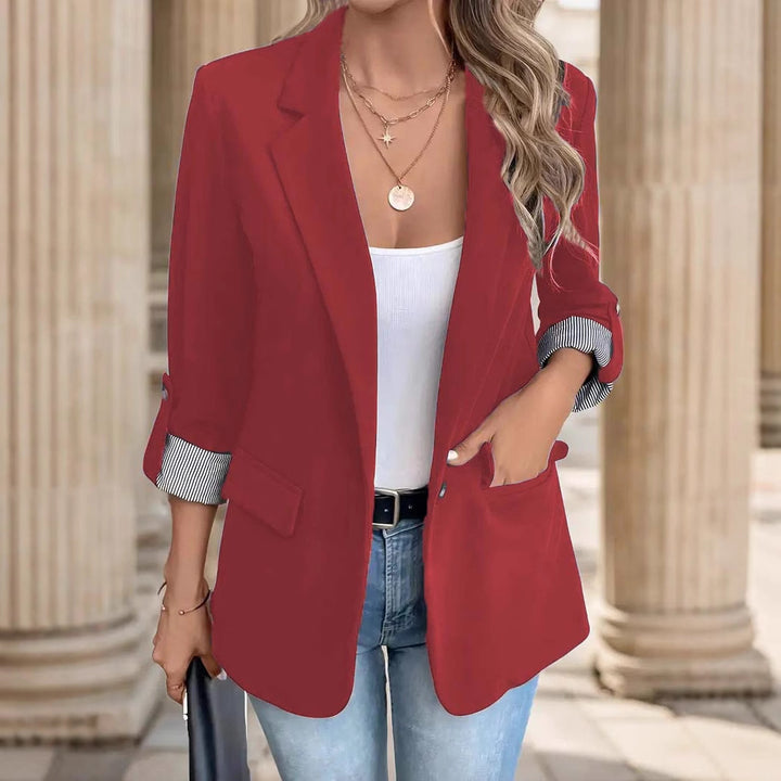 Damernas fashionabla blazer med eleganta knapppdetaljer och randiga ärmar Mirla-Eva Jonsson