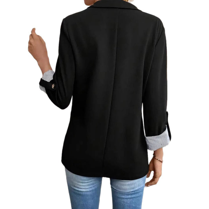 Damernas fashionabla blazer med eleganta knapppdetaljer och randiga ärmar Mirla-Eva Jonsson