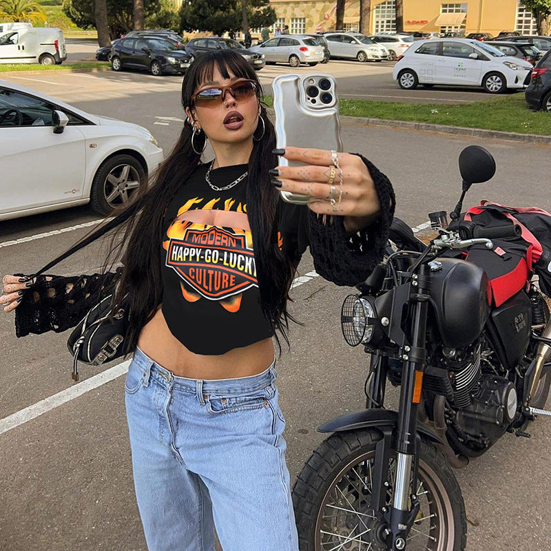 Damernas fashionabla cropped topp med unik design och avslappnad look-Eva Jonsson