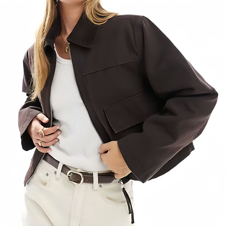 Damernas fashionabla kort jacka i utility-stil Mirla-Eva Jonsson