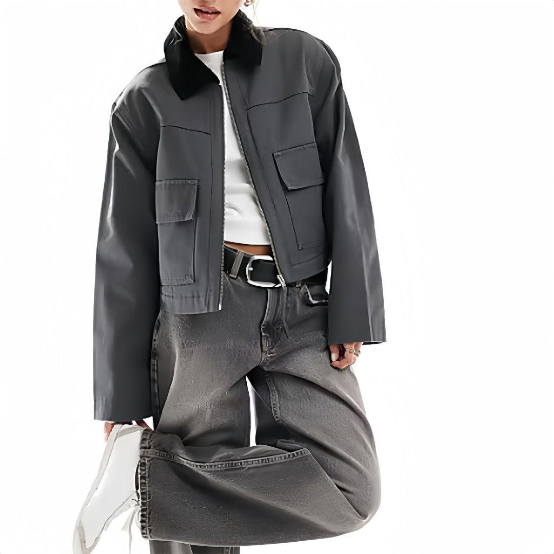 Damernas fashionabla kort jacka i utility-stil Mirla-Eva Jonsson