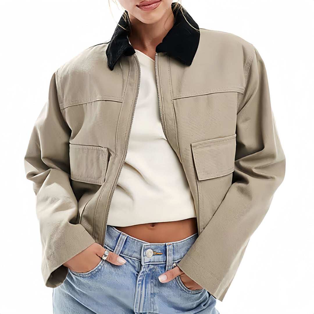 Damernas fashionabla kort jacka i utility-stil Mirla-Eva Jonsson