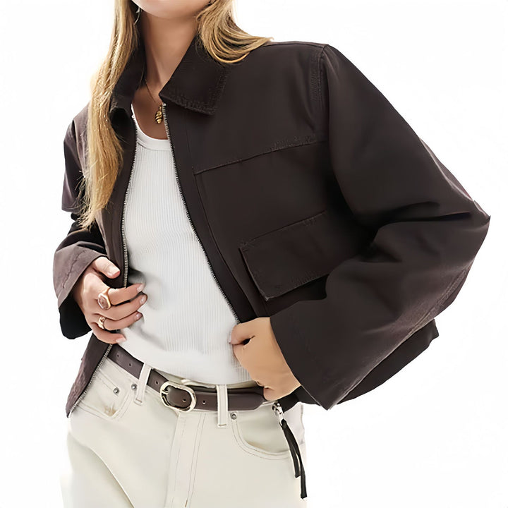 Damernas fashionabla kort jacka i utility-stil Mirla-Eva Jonsson