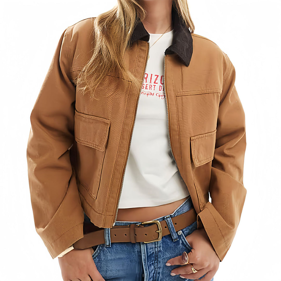 Damernas fashionabla kort jacka i utility-stil Mirla-Eva Jonsson