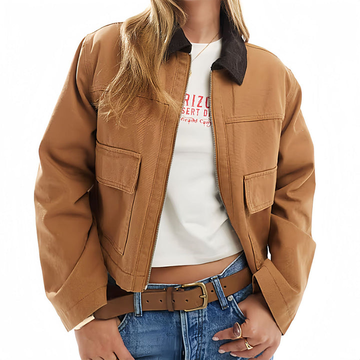 Damernas fashionabla kort jacka i utility-stil Mirla-Eva Jonsson