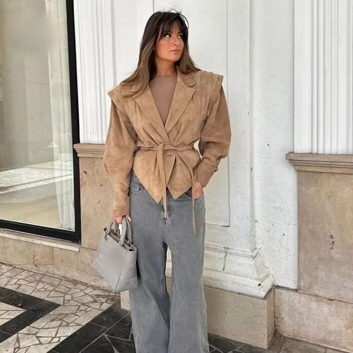 Damernas fashionabla korta blazerjacka med bälte och dekorativa veck Mirla-Eva Jonsson