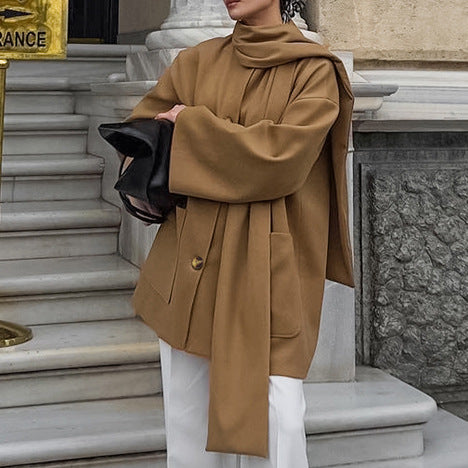 Damernas fashionabla oversized-jacka med scarf och praktiska fickor Mirla-Eva Jonsson