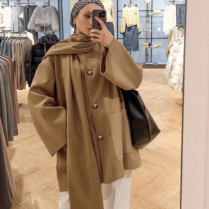 Damernas fashionabla oversized-jacka med scarf och praktiska fickor Mirla-Eva Jonsson