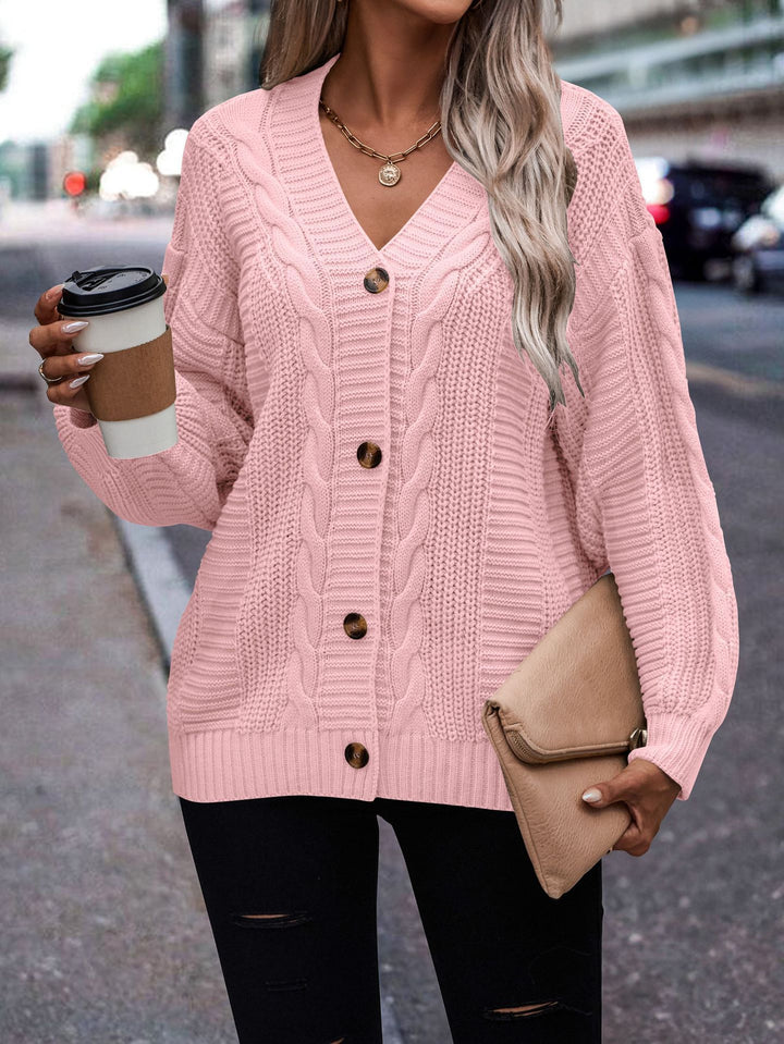 Damernas fashionabla stickad cardigan med flätmönster och knapppdetail Mirla-Eva Jonsson
