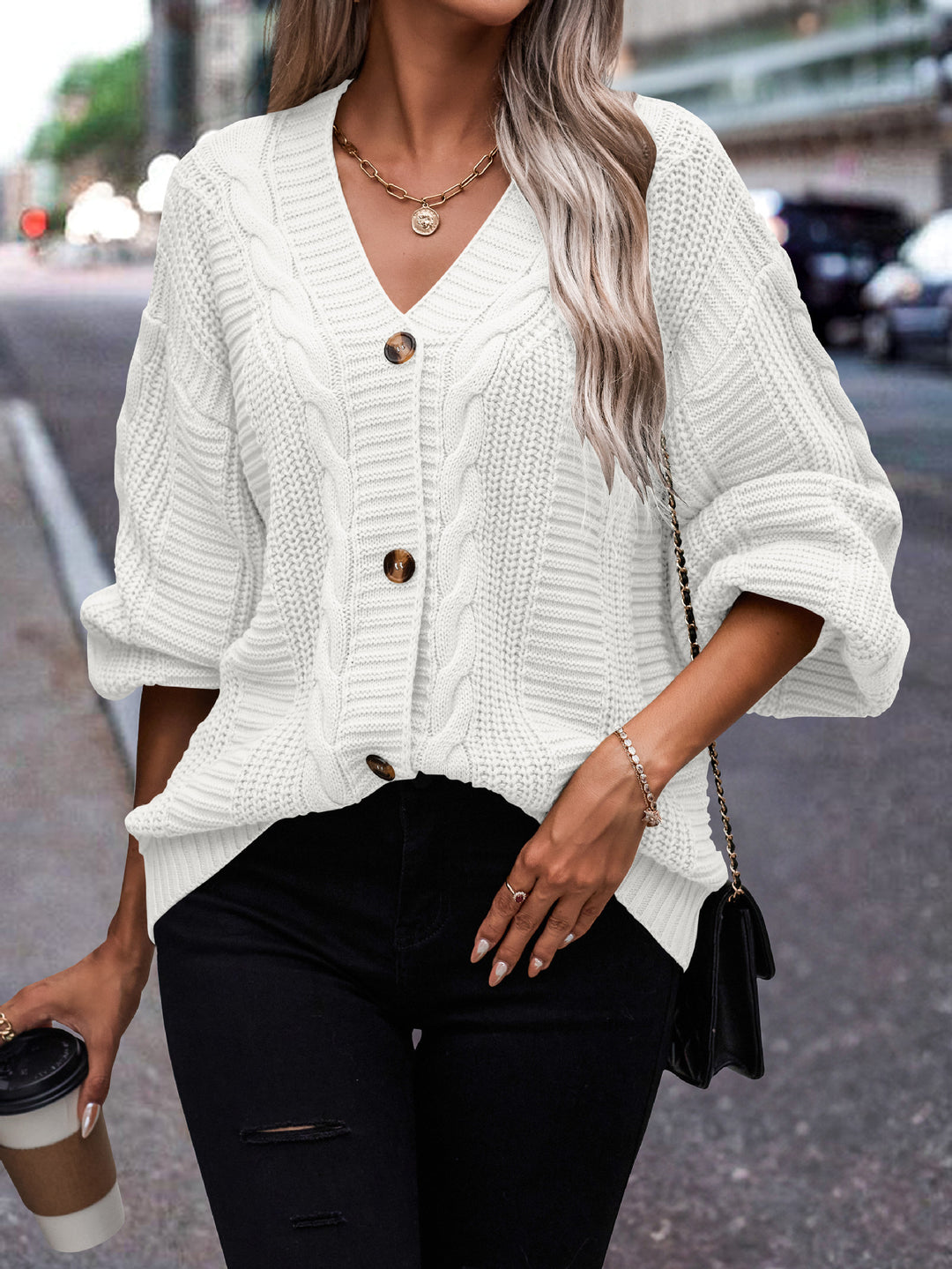 Damernas fashionabla stickad cardigan med flätmönster och knapppdetail Mirla-Eva Jonsson