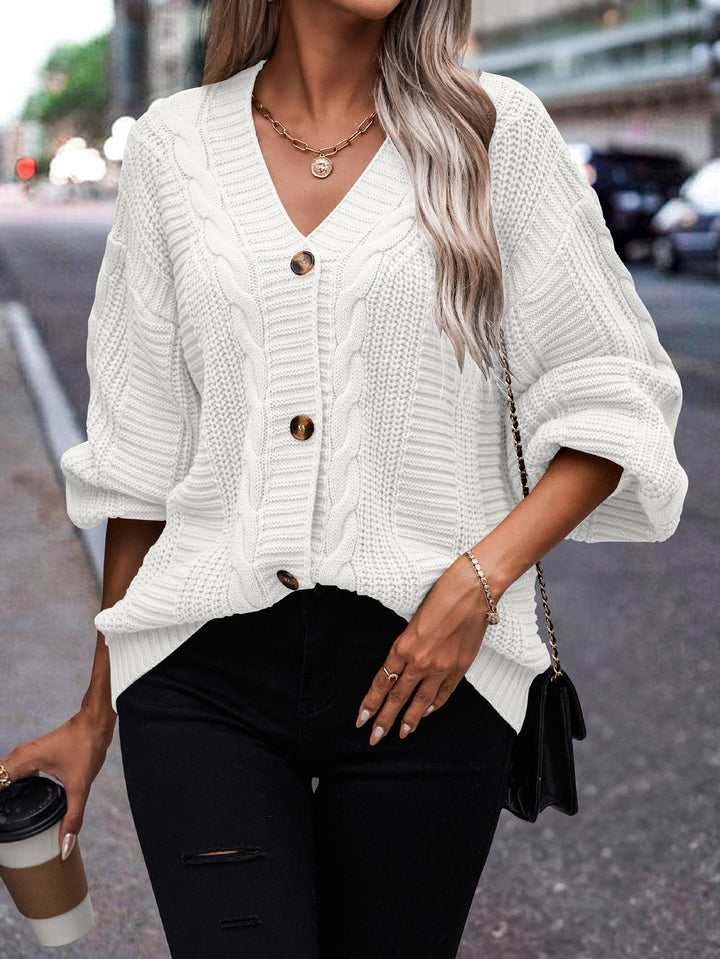 Damernas fashionabla stickad cardigan med flätmönster och knapppdetail Mirla-Eva Jonsson
