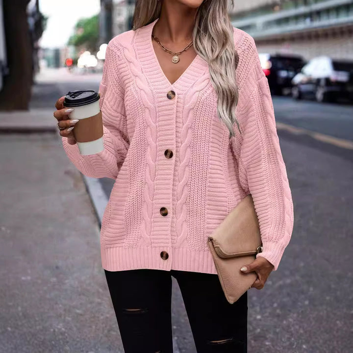 Damernas fashionabla stickad cardigan med flätmönster och knapppdetail Mirla-Eva Jonsson