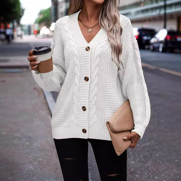 Damernas fashionabla stickad cardigan med flätmönster och knapppdetail Mirla-Eva Jonsson