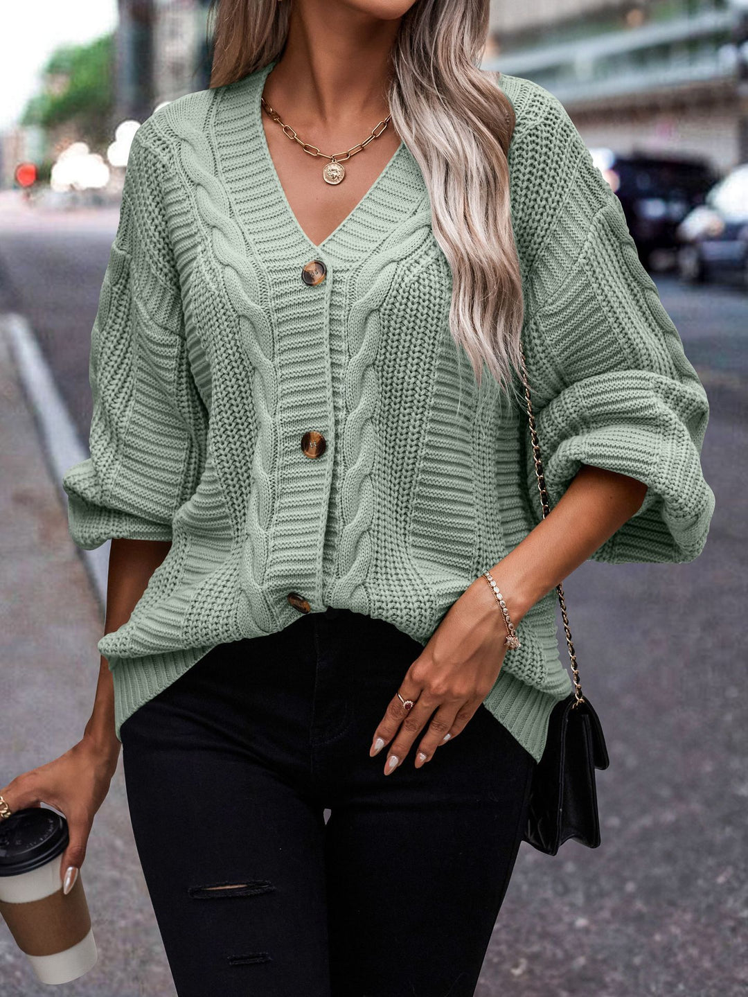 Damernas fashionabla stickad cardigan med flätmönster och knapppdetail Mirla-Eva Jonsson