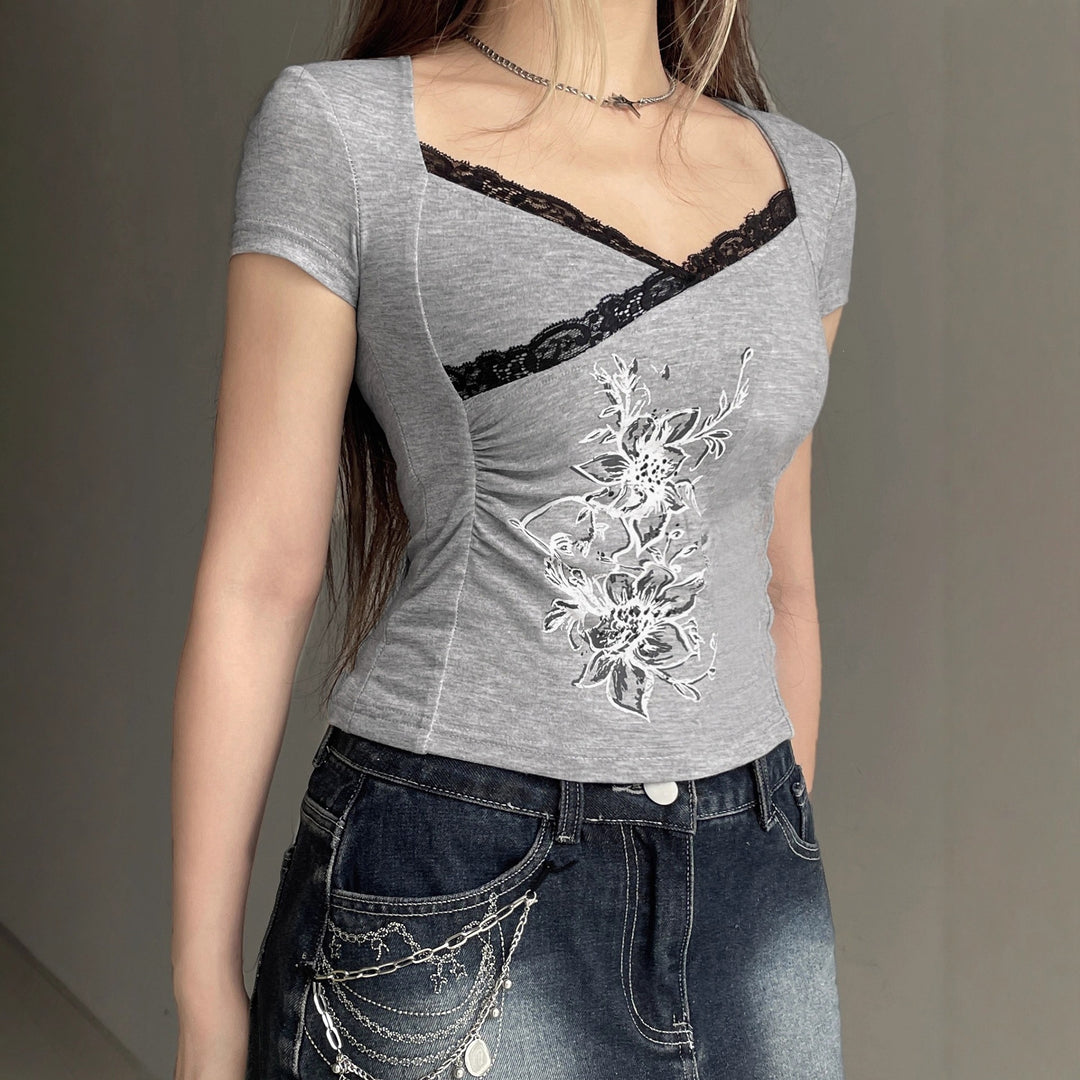 Damernas figurflattering topp med elegant spetsdekoration Mirla-Eva Jonsson
