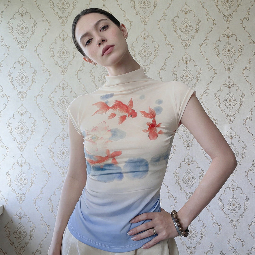 Damernas figurnära T-shirt med elegant guldfisk-illustration Mirla-Eva Jonsson