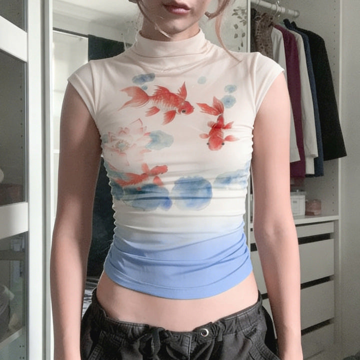 Damernas figurnära T-shirt med elegant guldfisk-illustration Mirla-Eva Jonsson