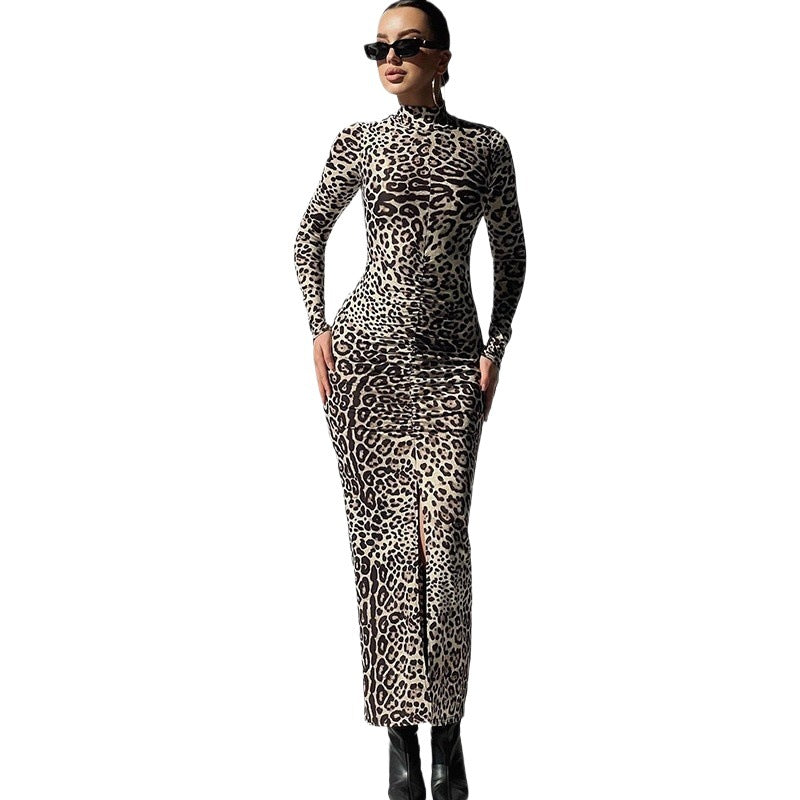Damernas figurnära klänning med hög krage och slits Mirla-Eva Jonsson