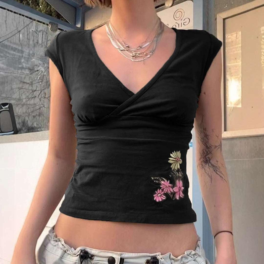 Damernas figurnära kortärmad t-shirt med blommigt broderimönster Mirla-Eva Jonsson