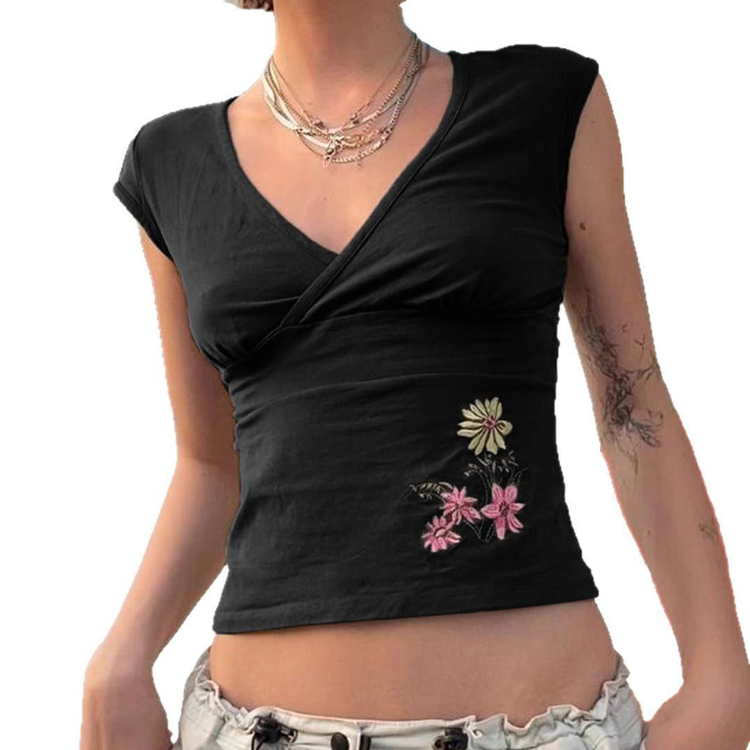 Damernas figurnära kortärmad t-shirt med blommigt broderimönster Mirla-Eva Jonsson