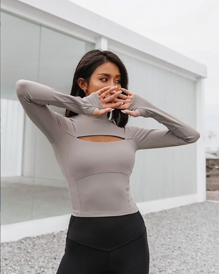 Damernas figurnära sporttop med hög krage och cut-out-detalj Mirla-Eva Jonsson