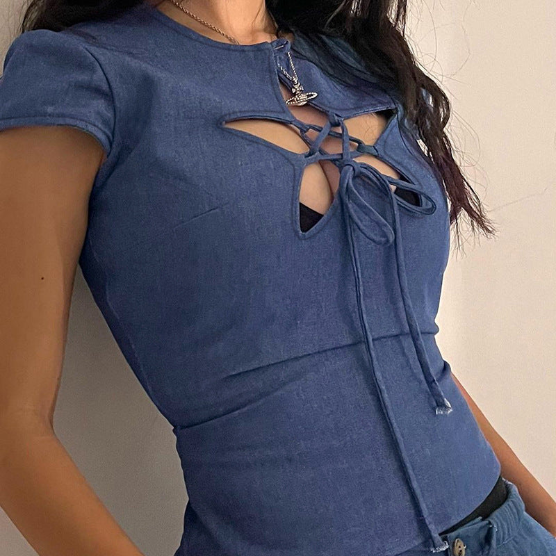 Damernas figurnära topp med raffinerad cut-out och lekfull snörning Eva Jonsson-Eva Jonsson