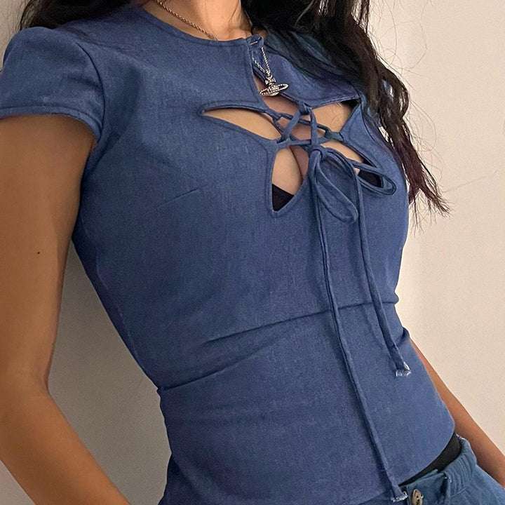 Damernas figurnära topp med raffinerad cut-out och lekfull snörning Eva Jonsson-Eva Jonsson